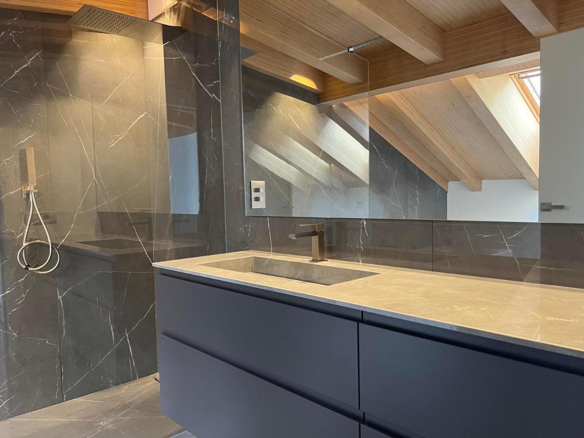 Luxury Lakefront Penthouse Lezzeno Bagian luar foto