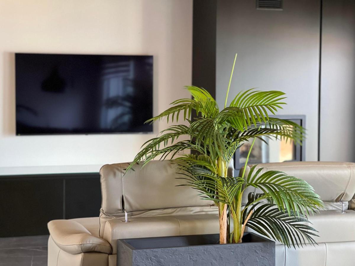 Luxury Lakefront Penthouse Lezzeno Bagian luar foto
