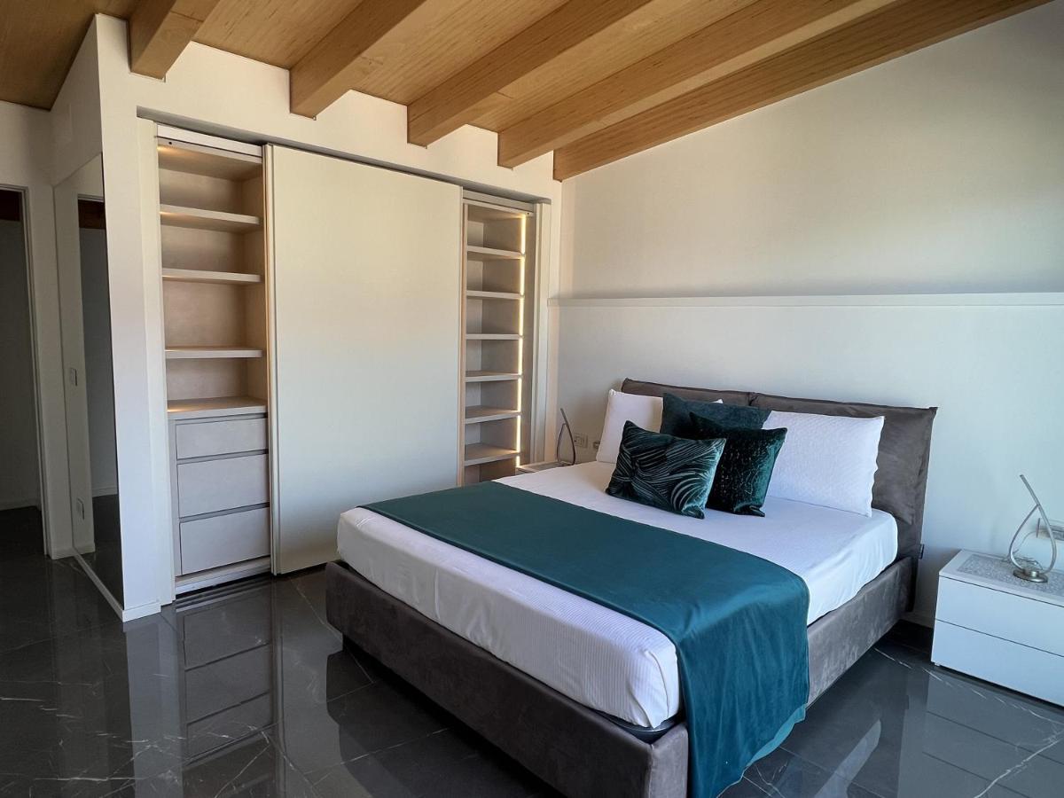 Luxury Lakefront Penthouse Lezzeno Bagian luar foto
